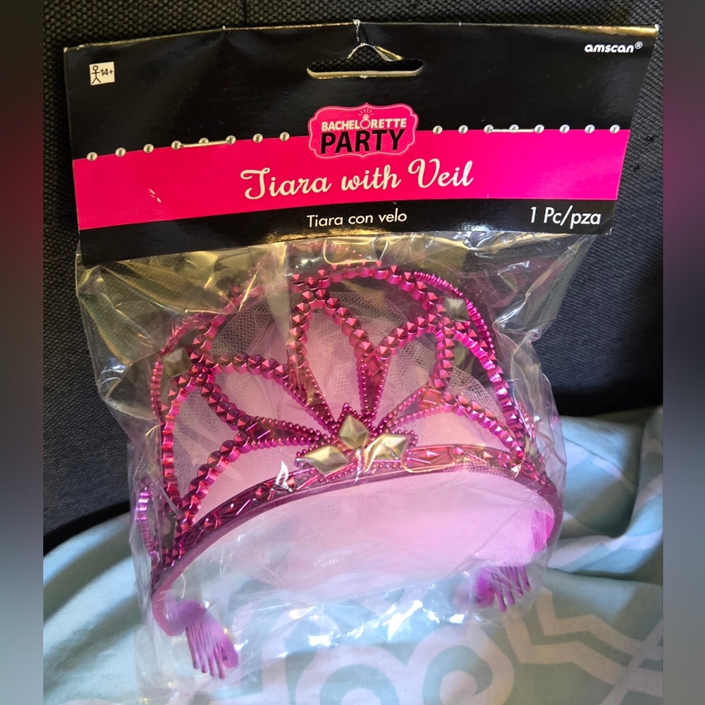 NEW TIARA WITH VEIL BACHELORETTE PARTY / BRIDAL SHOWER